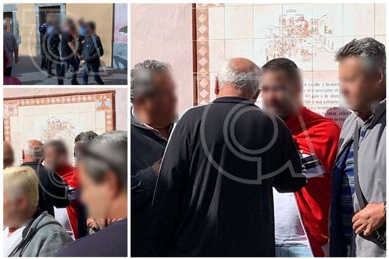 Un grupo de ciudadanos rodeando al presunto ladrón en la puerta de la joyería donde intentó robar (Foto TA)